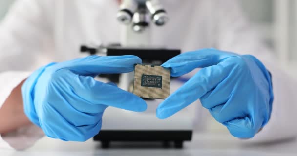 Ingeniero Servicio Reparación Computadoras Utiliza Microscopio Tiene Microchip Pruebas Desarrollo — Vídeos de Stock