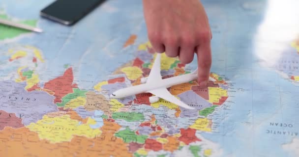 Emberi Kéz Tartja Forgatja Repülőgépet Világtérképpel Turisztikai Utazás Légi Közlekedés — Stock videók