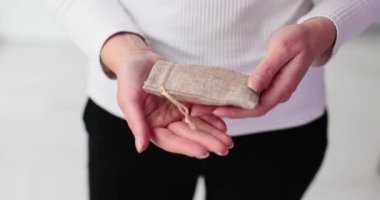 Altın Bitcoin kadının elinde. Dijital finans ve finansal yatırımlar