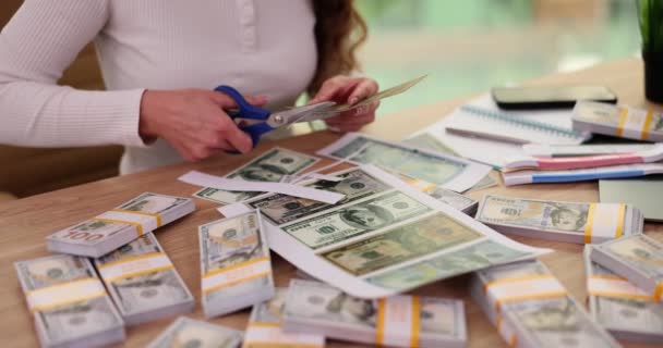 Geldfälscher Schneiden Dollarscheine Mit Der Schere Tisch Geschlossenen Räumen Falschgeld — Stockvideo