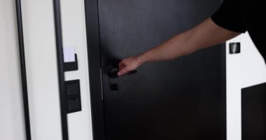 Kadın otelde elektronik anahtar kullanıyor. Kadın eli siyah eli açıyor.