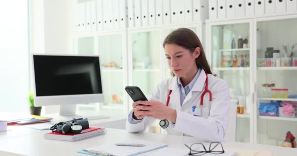 Γιατρός Κινητό Τηλέφωνο Απομακρυσμένη Ιατρική Γνωμάτευση Θεραπευτής Χρησιμοποιεί Κινητές Εφαρμογές — Αρχείο Βίντεο