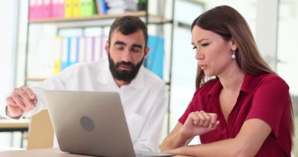 Üzletember Üzletasszony Megbeszélik Projektet Laptopon Ülve Asztalnál Irodában Üzletemberek Együtt — Stock videók