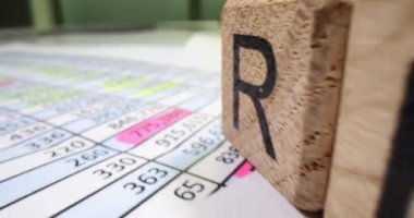 İş finansmanı ve gelir tablosu ve muhasebe ve istatistik kavramı. Mali analiz iş planı