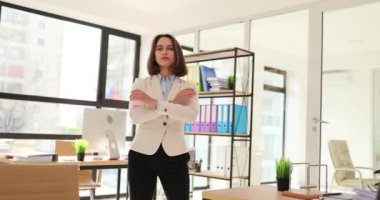 Ofiste kollarını kavuşturmuş güzel bir iş kadınının portresi. İşletme danışmanı ya da SEO patronu