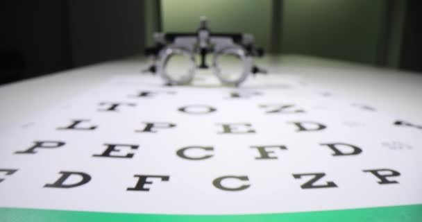 Испытание Рамы Диаграммы Глаз Белом Столе Офтальмологическое Оборудование — стоковое видео