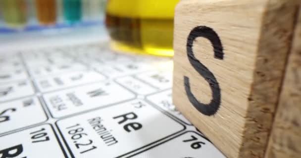Laboratorieforskning Och Periodiska Tabeller Över Kemiska Grundämnen Kolv Med Olja — Stockvideo