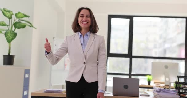 Ofiste Gülümseyen Onaylayan Genç Bir Kadını Danışmanı Jest Onaylandı Hizmetler — Stok video