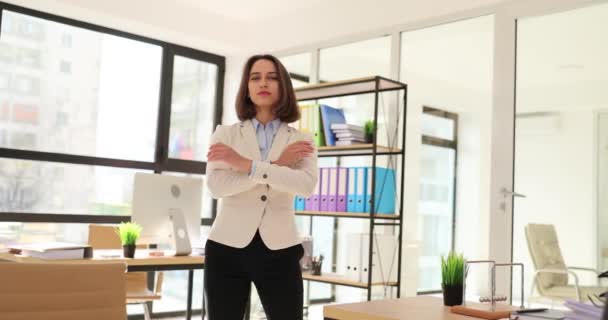 Ofiste Kollarını Kavuşturmuş Güzel Bir Kadınının Portresi Şletme Danışmanı Seo — Stok video