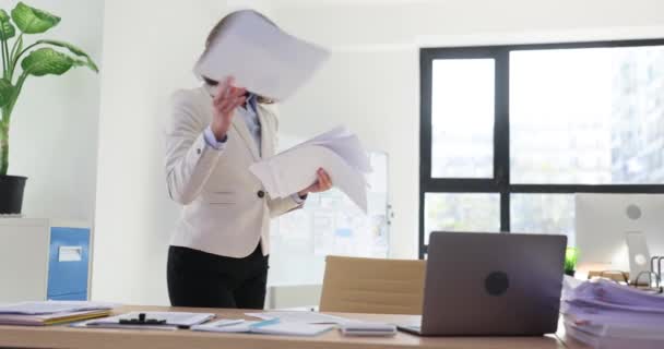 Ofiste Belgelerle Çalışan Üzgün Bir Kadını Aşırı Çalışma Olumsuz Belgelerle — Stok video