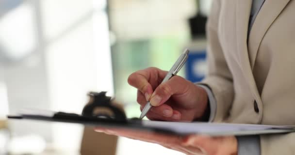 Женщина Пишет Руки Документе Ручкой Стоящей Офисе Бизнес Отчет Заполнение — стоковое видео