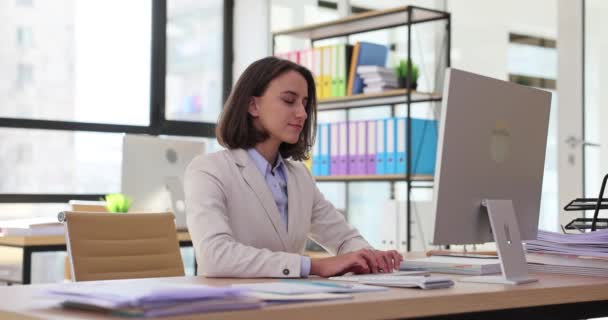 Ofiste Bilgisayarla Çalışan Güzel Bir Kadını Ofisteki Yeri Danışmanlığı Müdürü — Stok video