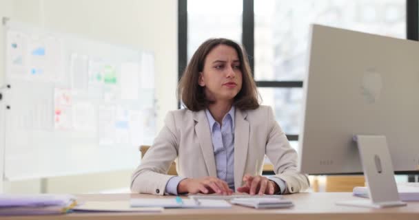 女办公室工作人员厌倦了无动力的工作 商界妇女和工人精疲力竭 — 图库视频影像
