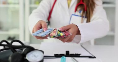 Doktor elinin, hastaya klinikteki ilaçlarla su toplaması seçeneğini sunması. Tedavi konsepti ve ağrı kesiciler