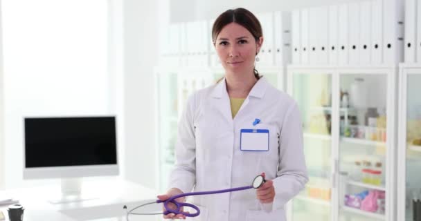 Vrouwelijke Arts Therapeut Cardioloog Zet Stethoscoop Medic Klaar Patiënten Medische — Stockvideo