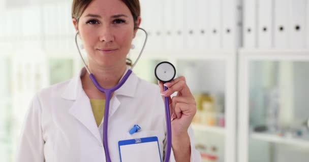 Kvinnlig Läkare Håller Stetoskop Och Tid Att Undersökas Kliniken Sjukvård Royaltyfri Stockfilm