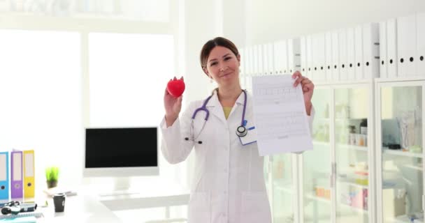 Cardiologist Cardiogram Heartbeat Heart Model Heart Disease Cardiovascular System Treatment — Stock Video