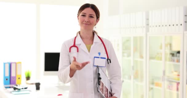 Γιατρός Απλώνει Χέρι Του Και Προσκαλεί Έρθεις Στην Κλινική Ασφάλιση — Αρχείο Βίντεο