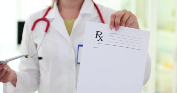 Gyógyszerész Üres Receptet Tart Gyógyszertárban Orvos Orvos Írás Vényköteles Gyógyszerek — Stock videók