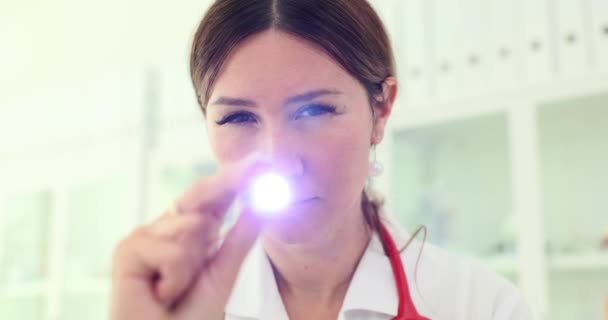 Retrato Médico Enfermeiro Usando Lanterna Para Exame Médico Médico Profissional — Vídeo de Stock