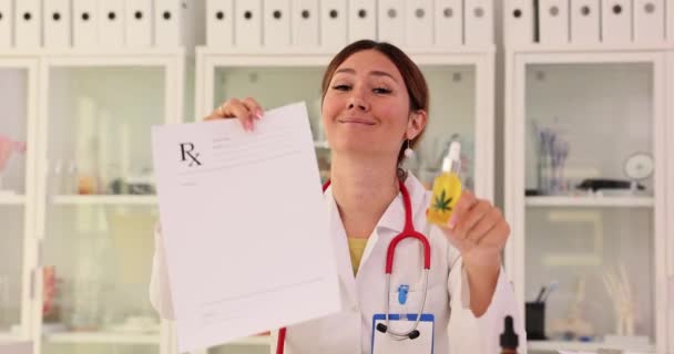 Terapistin Elinde Esrar Kavanozu Var Klinikte Yağ Reçete Yazıyor Tıbbi — Stok video