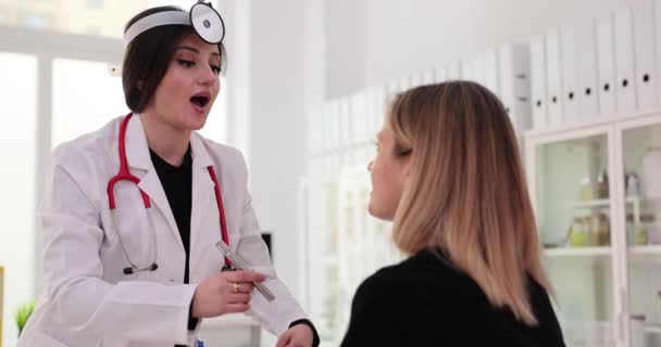 Hno Arzt Verwendet Licht Den Hals Des Patienten Für Die — Stockvideo
