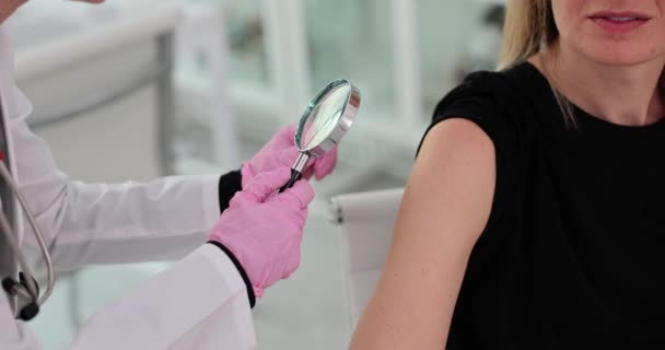Dermatolog Undersöker Patienten Mullvad Med Förstoringsglas Kliniken Närbild Vaccination Mot — Stockvideo