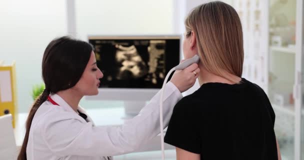 Nahaufnahme Einer Frau Mit Ultraschalluntersuchung Des Halses Durch Einen Arzt — Stockvideo