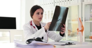 Klinikteki doktor kırık bacağı analiz ediyor. Diz eklemi ve ultrasonun röntgeni.