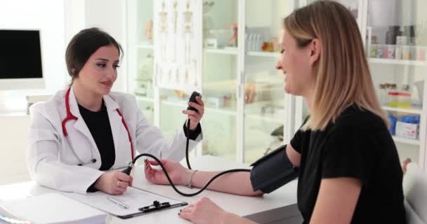 Doctora Con Tonómetro Que Mide Presión Arterial Paciente Hospital Embarazo — Vídeo de stock