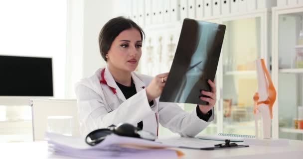臨床外傷医の医師は 壊れた脚を分析する 膝関節および超音波のX線 — ストック動画
