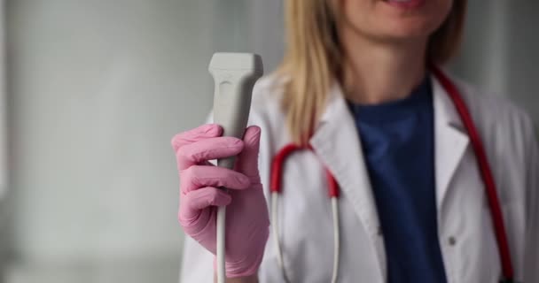 초음파 탐침을 보여주는 의료용 가운의 초음파 검사기 환자의 진단을위한 초음파 — 비디오