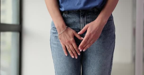 年轻妇女腹部疼痛和妇科或医学问题的概念 小便时感到疼痛 — 图库视频影像