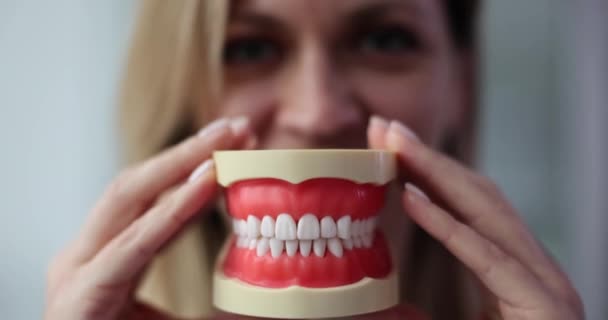 Vacker Ung Kvinna Med Konstgjord Käke Installation Högkvalitativa Tandfasader — Stockvideo