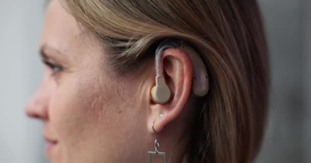 耳の補聴器を持った女性の閉鎖 大人の聴力の問題 — ストック動画