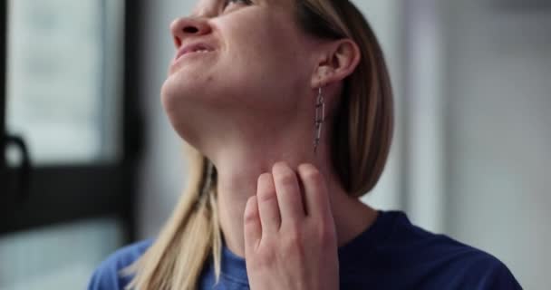 Alerji Belirtileri Gösteren Boynu Kaşınan Sağlıksız Genç Bir Kadın Sağlık — Stok video
