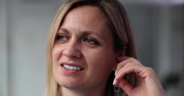 Portrét Ženy Škrábající Prstem Uchu Poruchy Ucha Bolest Svědění Uších — Stock video