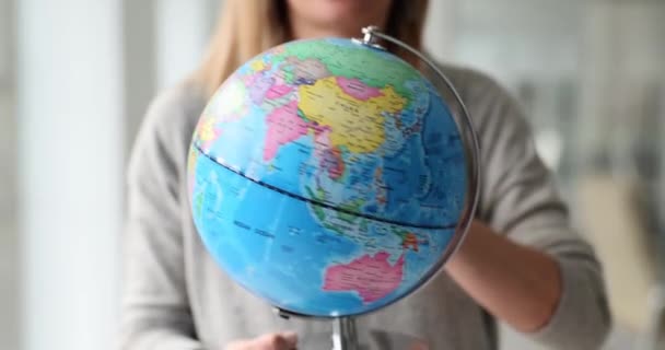 Frau Wählt Ort Für Nächste Reise Auf Rotierender Erdkugel Welttourismus — Stockvideo