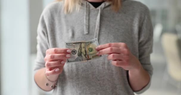 Mujer Tiene Billetes 100 Dólares Ofrece Soborno Cien Dólares Estadounidenses — Vídeo de stock
