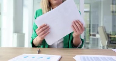 İş projesi yönetim istatistikleri ve strateji geliştirme ve ofisteki tahmin konsepti. Pazarlama analisti yöneticisi analitik belgeler üzerinde çalışıyor