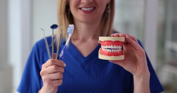 Modelo Prótesis Dental Limpia Espejo Mandíbula Dental Instrumentos Dentales Manos — Vídeos de Stock
