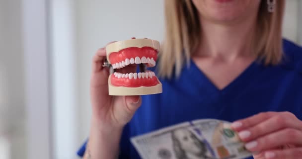 Dentista Está Segurando Mandíbula Artificial Notas Cem Dólares Custo Dos — Vídeo de Stock