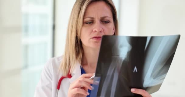 Traumatoloog Radioloog Analyseert Röntgenfoto Van Patiënt Ulnaire Botten Pijn Armbeenderen — Stockvideo