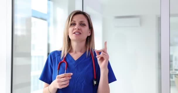 Młoda Lekarka Konsultuje Się Pacjentem Przez Telefon Wideo Patrzy Kamerę — Wideo stockowe