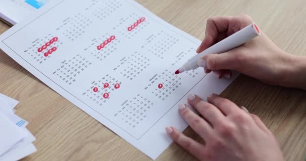Karyawan Wanita Menggunakan Penanda Merah Untuk Menulis Jadwal Kalender Selama — Stok Video