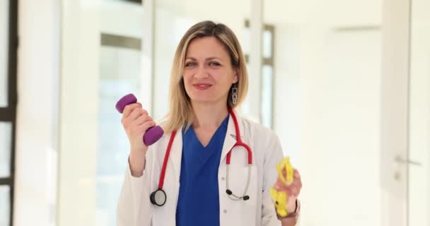 Femmina Medico Consigli Perdita Peso Utilizzando Manubri Nastro Misurazione Nutrizione — Video Stock
