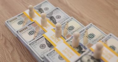 Amerikan banknotlarının basamağı ve liderleri olan insanlar. Finansal piramit ve artan gelir ve istikrarlı büyüme