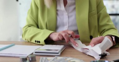 Şirket finansmanı, geliri ve bütçesini kontrol etmek için hesap makinesi kullanan iş kadınlarının yakınlaşması. Aylık giderleri hesaplayan iş kadını