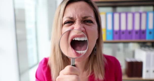 Kızgın Kadın Elinde Büyüteçle Çığlık Atıyor Masada Oturuyor Yerindeki Öfke — Stok video