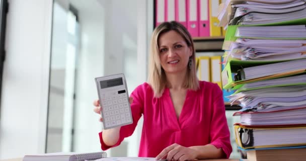 Szczęśliwa Bizneswoman Obliczająca Dane Finansowe Pomocą Kalkulatora Pokazująca Milion Inwestycje — Wideo stockowe